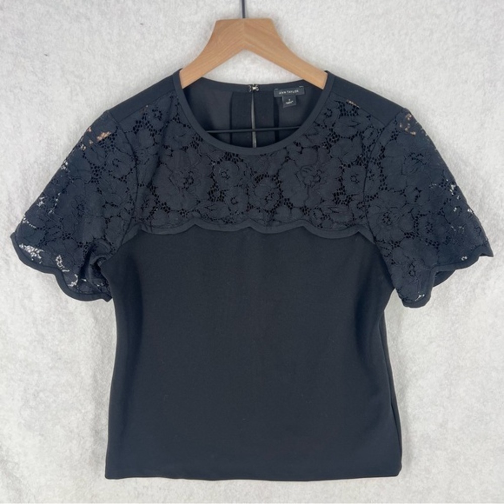 Ann Taylor Lace Neckline Scalloped Trim Short Sleeve Top‎